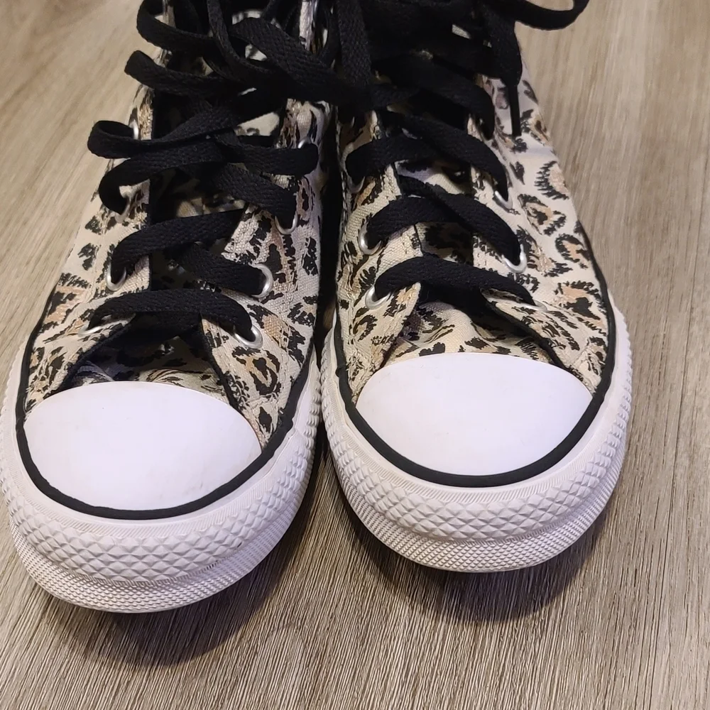 Converse For Juniors Or Kids Leopard Print Canvas Sneakers Size 4 Like New